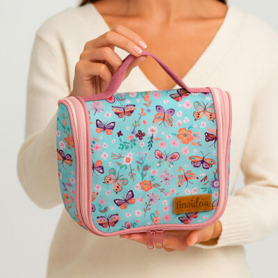 Necessaire com Gancho Fina Ideia Borboletas no Jardim 24x20x9cm com alça e zíper