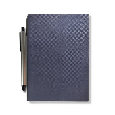 Caderneta A5 Pautada Textura Azul Marinho com Caneta Fina Ideia 15,5x21cm 100 folhas 100g/m²